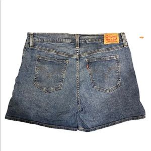 Levi’s Mid Length Denim Shorts size 31